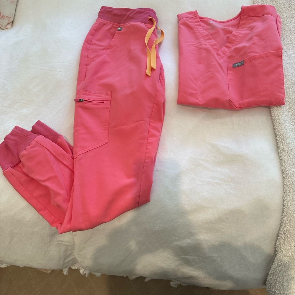 Figs Pink Scrub set (XXS top & XS bottoms) Price negotiable.